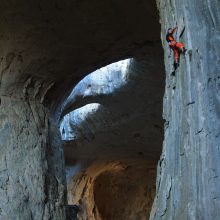 Пещера Проходна, Карлуково